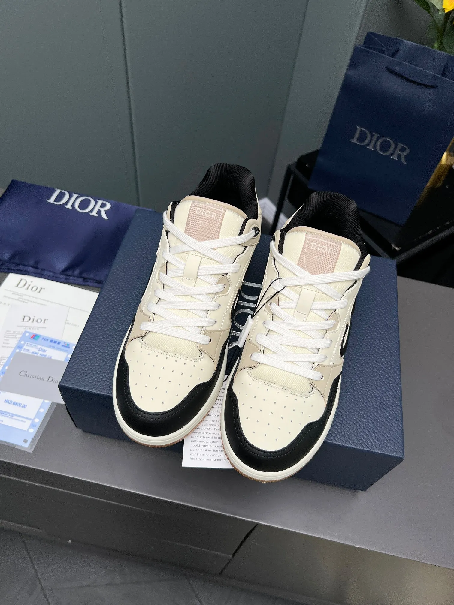 Men's Men's Shoes 💰600 Dior DiorB57 top version of low-top sneakers! ! ! Navy blue with beige smooth first-layer cowhide, fully oiled edges, T men's shoes 💰U outsole.  The 2024 autumn men's wear series has made a wonderful debut, a new classic item launched by Dior. Crafted from smooth first-grain cow leather in navy blue and beige, it's accented by a large leather heat-stamped CD logo on the sides. The distinctive laces of the same color match the color of the shoe body, and the opening and closing are decorated with various classic details on the tongue, sole and back side to enhance the style. The eyelet details, upper stitching and heel strip panels of the same color highlight the dynamic charm of its sports style. Exclusive two-color molded T men's shoes 💰U outsole is light, comfortable, non-slip and wear-resistant, the mesh lining and feet are customized with original colors, soft and breathable. Exquisite production technology highlights the grade, and can be matched with all kinds of clothing to create a refined look.